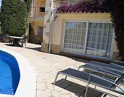 Preciosa casa con gran terraza ajardinada y piscina privada en alquiler.