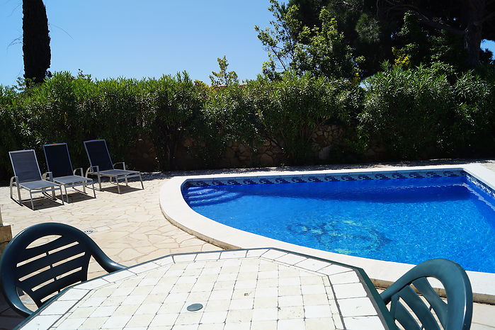 Schönes Haus mit großer Terrasse, Garten und privatem Pool zur Vermietung.