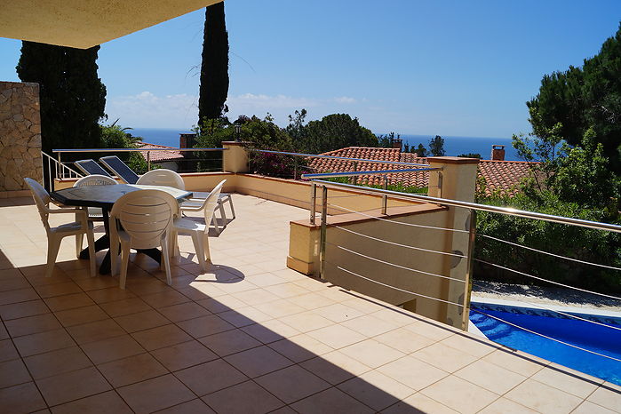 Maison moderne avec piscine en location près de la plage de Cala Canyelles.