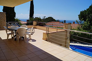 Moderna casa en alquiler con piscina, cerca de la playa Cala Canyelles.