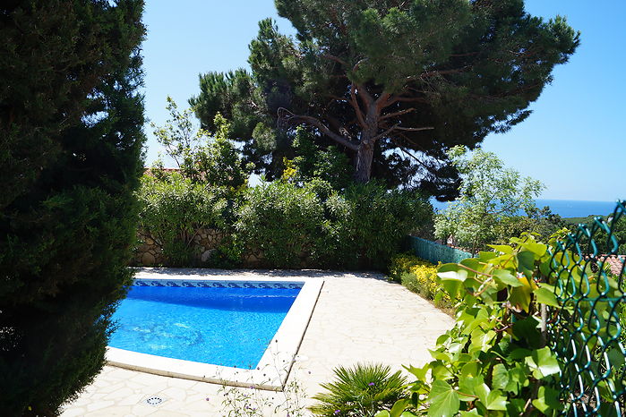 Moderna casa en alquiler con piscina, cerca de la playa Cala Canyelles.