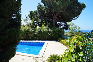 Strandnahe 3-Zimmer Ferienvilla mit Pool zur Vermietung in Cala Canyelles. 