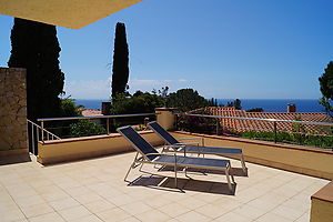 Strandnahe 3-Zimmer Ferienvilla mit Pool zur Vermietung in Cala Canyelles. 