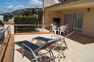 Strandnahe 3-Zimmer Ferienvilla mit Pool zur Vermietung in Cala Canyelles. 