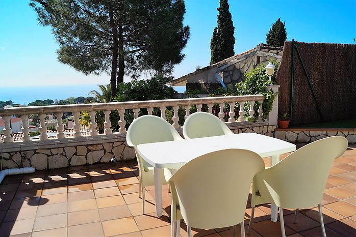 Moderna casa en alquiler con vistas al mar en Canyelles.