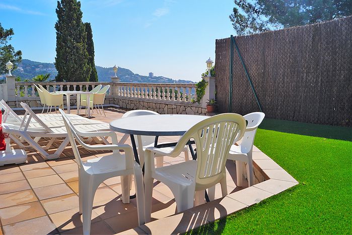 Moderna casa en alquiler con vistas al mar en Canyelles.