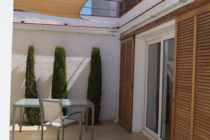 Villa en alquiler con excelente zona ajardinada y piscina privada en Cala Canyelles. 