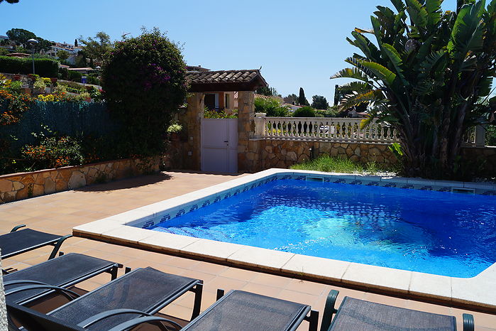 Lovely house with 2 bedrooms and private pool for rent in Canyelles-Lloret de Mar