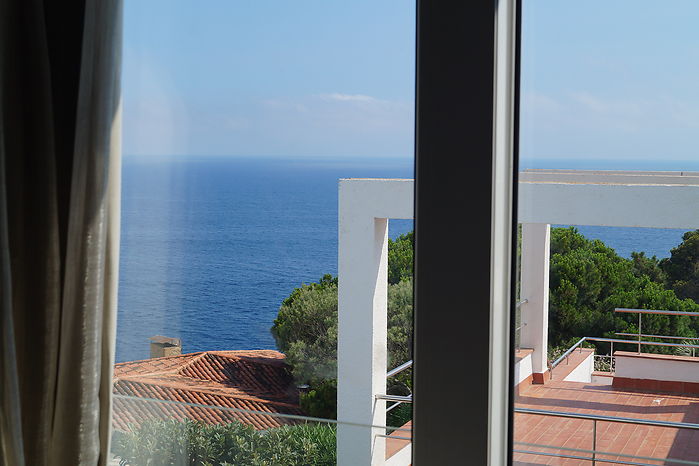 House with beautiful sea view and private pool for rent in Cala Canyelles.