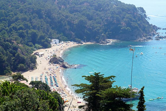 Wunderschön gelegenes Haus oberhalb der Badebucht von Cala Canyelles zur Vermietung.