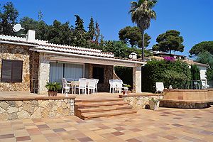 Nice located house for rent overlooking the bay of Cala Canyelles.