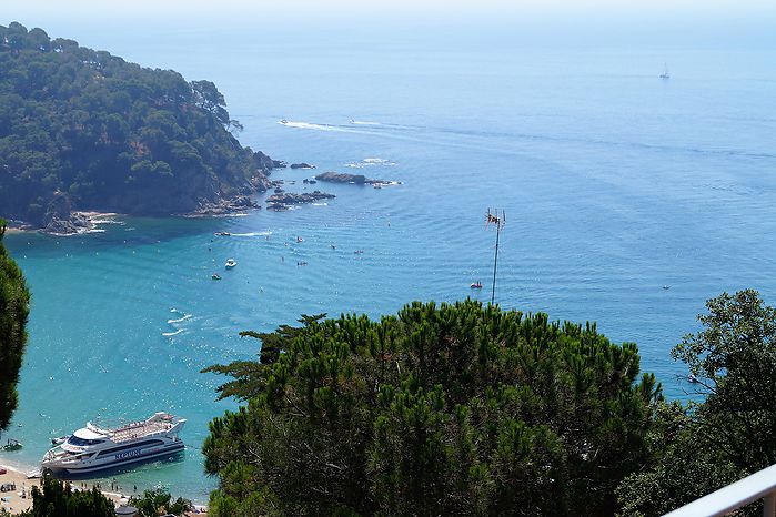 Wunderschön gelegenes Haus oberhalb der Badebucht von Cala Canyelles zur Vermietung.