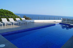 Casa con hermosa vista al mar y piscina privada en alquiler en Cala Canyelles.