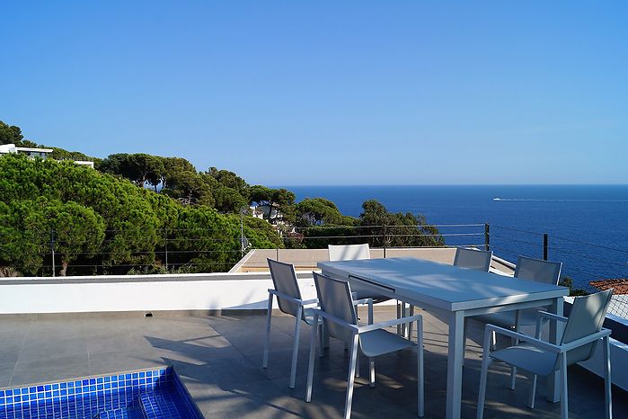 Casa con hermosa vista al mar y piscina privada en alquiler en Cala Canyelles.