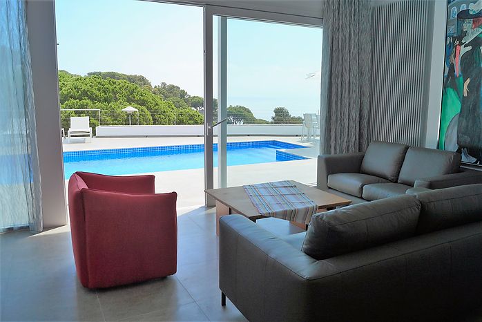 Casa con hermosa vista al mar y piscina privada en alquiler en Cala Canyelles.