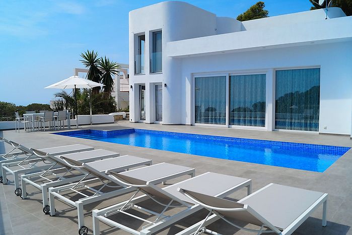 Casa con hermosa vista al mar y piscina privada en alquiler en Cala Canyelles.