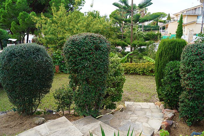 Casa ajardinada bien situada en alquiler en Cala Canyelles (Lloret de Mar)