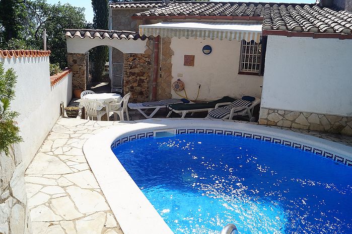 Confortable casa en alquiler con piscina en Cala Canyelles.