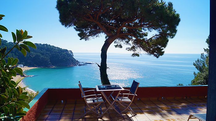 Charmant loft à louer avec spectaculaire vue sur la mer à Cala Canyelles.