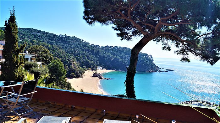 Charmant loft à louer avec spectaculaire vue sur la mer à Cala Canyelles.