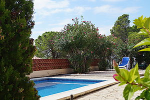 Casa con piscina  y vistas al mar ,zona residencial Cala Canyelles.