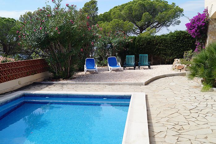 Casa con piscina  y vistas al mar ,zona residencial Cala Canyelles.