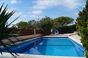 Casa con piscina  y vistas al mar ,zona residencial Cala Canyelles.