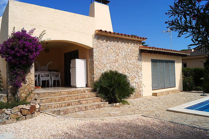 Maison avec piscine et vue sur la mer, quartier résidentiel anyelles. Cala Canyelles