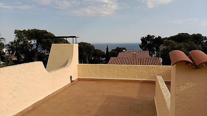 Casa con piscina  y vistas al mar ,zona residencial Cala Canyelles.