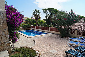 Casa con piscina  y vistas al mar ,zona residencial Cala Canyelles.