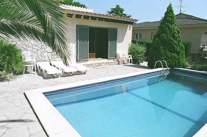 Casa con piscina  y vistas al mar ,zona residencial Cala Canyelles.