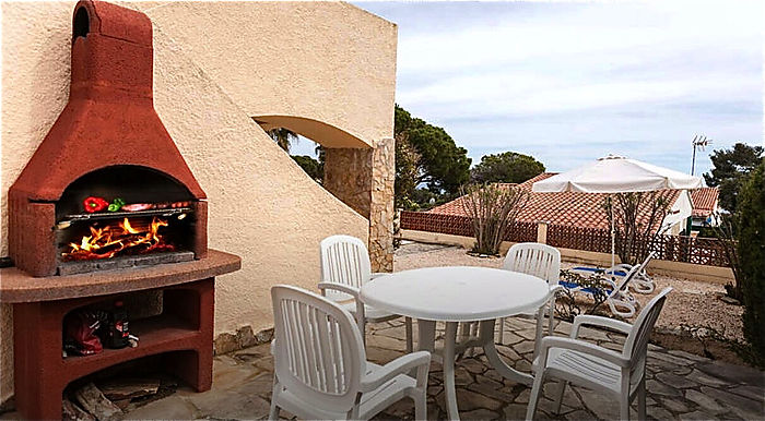 Casa con piscina  y vistas al mar ,zona residencial Cala Canyelles.