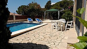 Casa con piscina  y vistas al mar ,zona residencial Cala Canyelles.