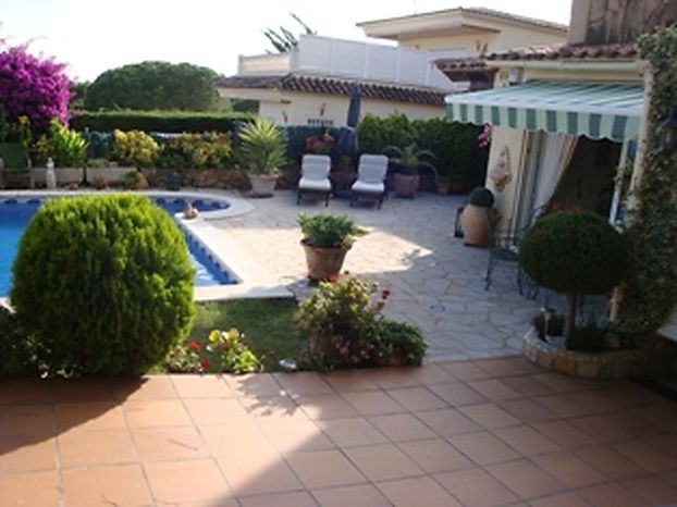 Villa en venta con piscina en Lloret de mar