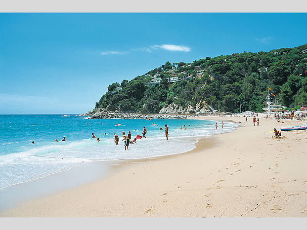 Maison en location avec piscine privée près de la plage Cala Canyelles.