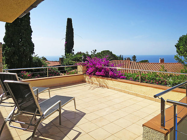 Casa en alquiler con piscina privada cerca de la playa de Cala Canyelles. 