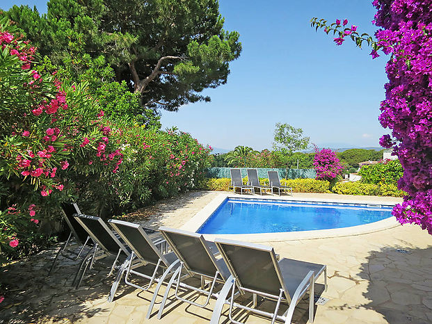 Casa en alquiler con piscina privada cerca de la playa de Cala Canyelles. 