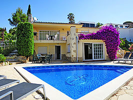 Casa en alquiler con piscina privada cerca de la playa de Cala Canyelles. 