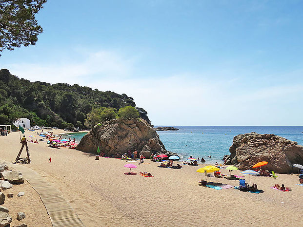 Strandnahe Ferienvilla mit Privatpool zur Vermietung in Cala Canyelles.