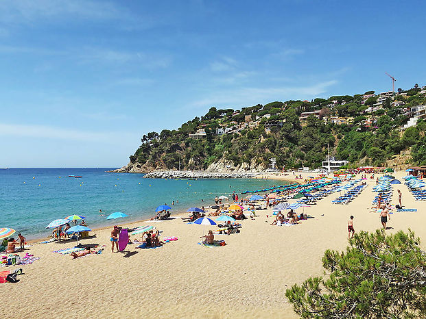 Strandnahe Ferienvilla mit Privatpool zur Vermietung in Cala Canyelles.