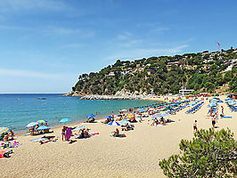 Casa en alquiler con piscina privada cerca de la playa de Cala Canyelles. 