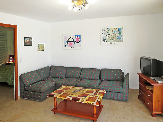 Beautiful house with large terrace, garden and private pool for rent.