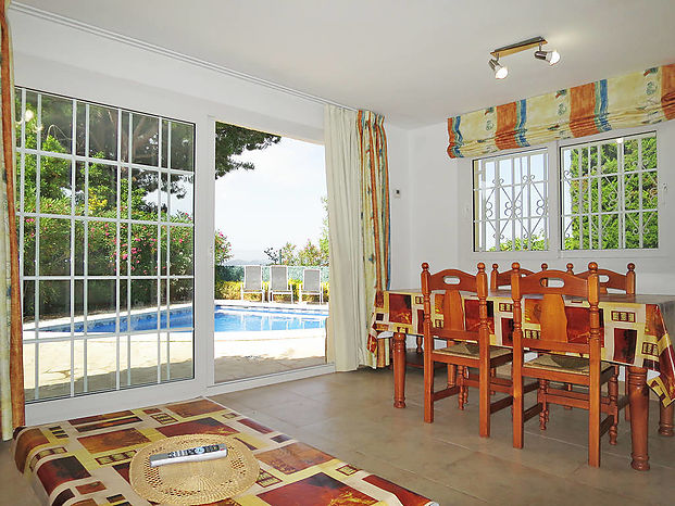 Preciosa casa con gran terraza ajardinada y piscina privada en alquiler.
