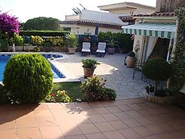 Villa en venta con piscina en Lloret de mar