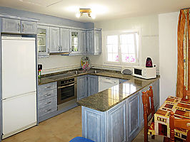 Moderna casa en alquiler con piscina, cerca de la playa Cala Canyelles.