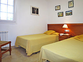 Maison moderne avec piscine en location près de la plage de Cala Canyelles.