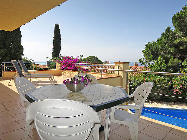 Moderna casa en alquiler con piscina, cerca de la playa Cala Canyelles.