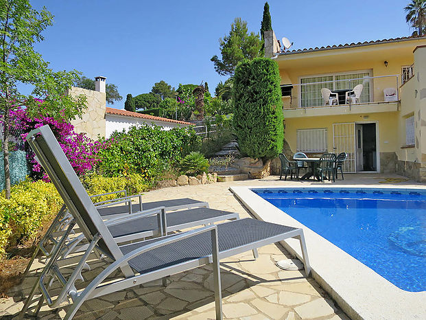 Strandnahe 3-Zimmer Ferienvilla mit Pool zur Vermietung in Cala Canyelles. 