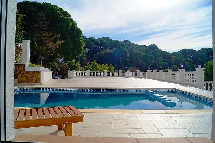 Magnifica villa con piscina privada , cuidado jardin a solo 800m de la playa de canyelles