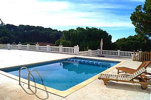 Magnifica villa con piscina privada , cuidado jardin a solo 800m de la playa de canyelles